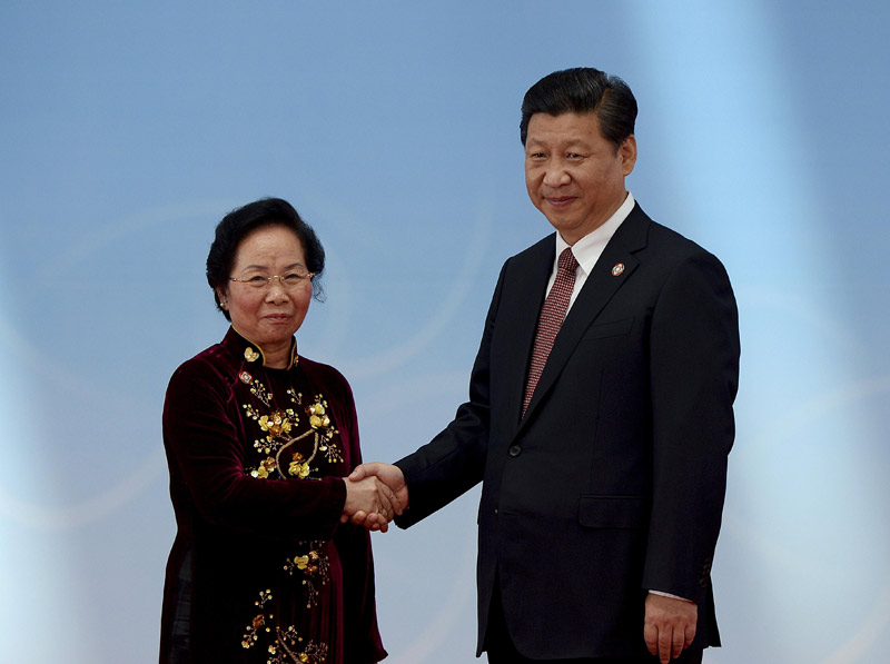 President Xi meets with leaders at summit