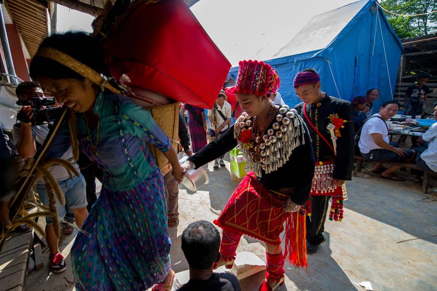 Quake fails to stop Yunnan wedding