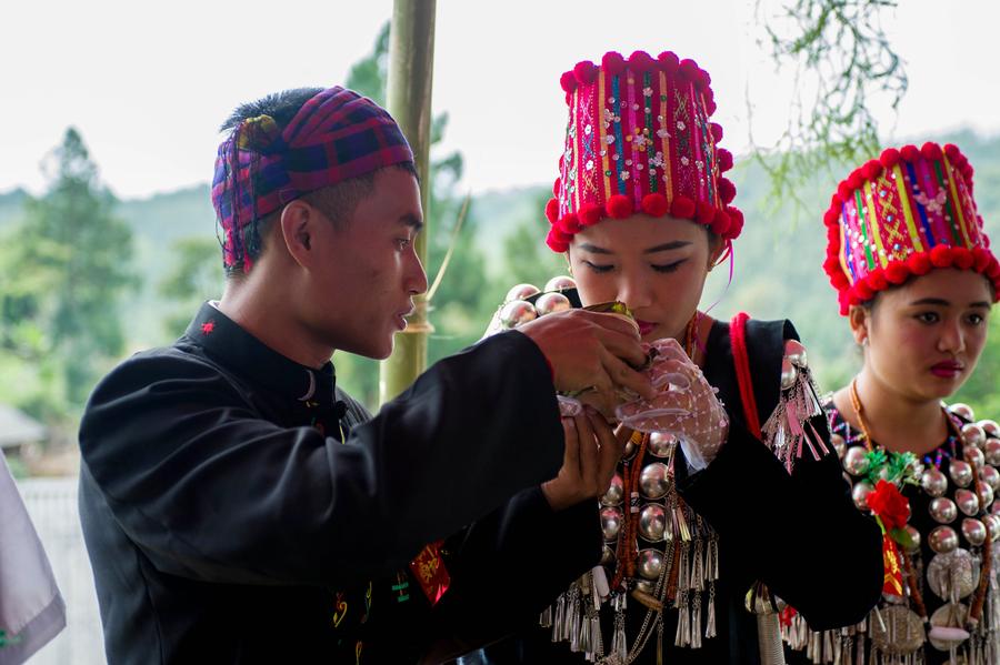 Quake fails to stop Yunnan wedding