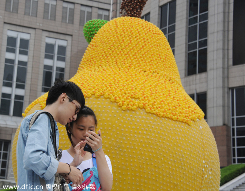 Bare pear results from rubber duck robbery