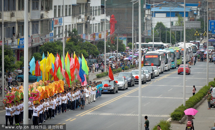 A grand farewell to <EM>gaokao</EM> examinees