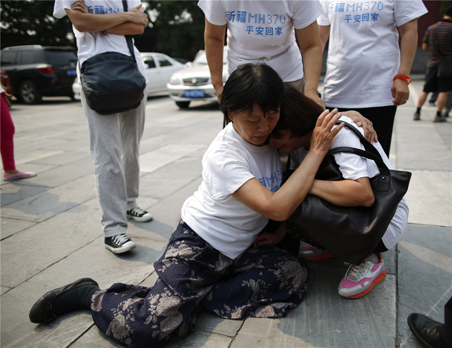 Families pray as missing flight marks 100th day