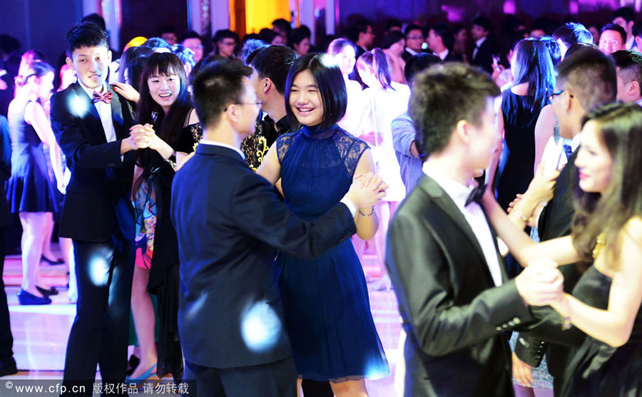 Wuhan students raise $ 16,000 for graduation party