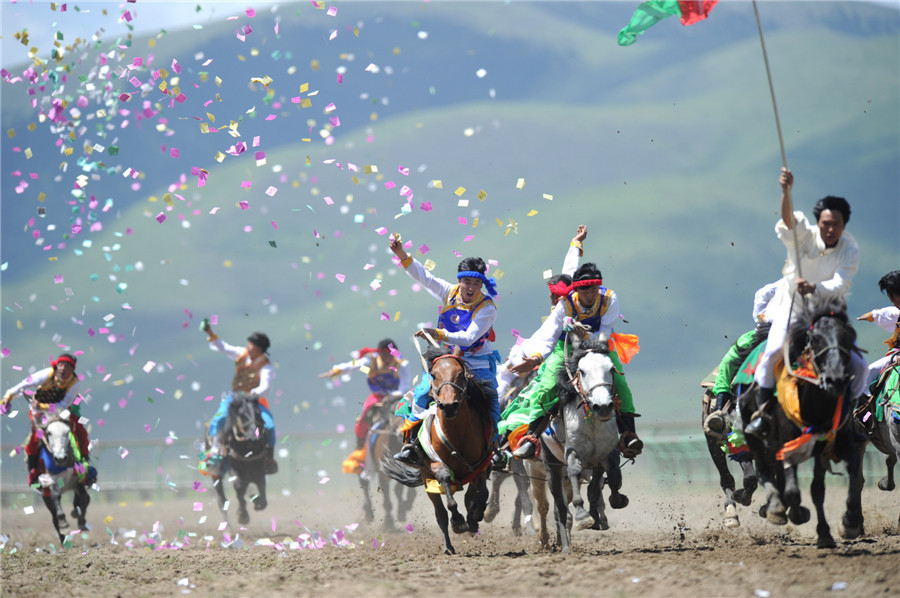 Horsemen thunder at Sichuan event
