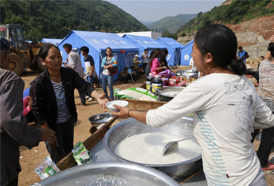 Daily life in quake zone shows few signs of normality