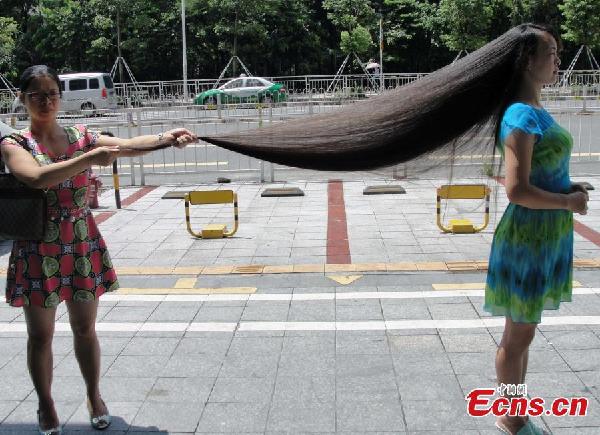 Woman Auctions 2 meter long Hair For Charity 3 Chinadaily cn woman-auctions-2-meter-long-hair-for-charity-3-chinadaily-cn