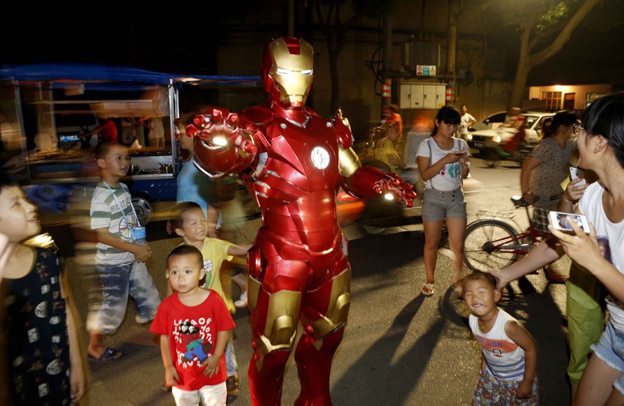 Crowds marvel at real-life 'Ironman' in E China