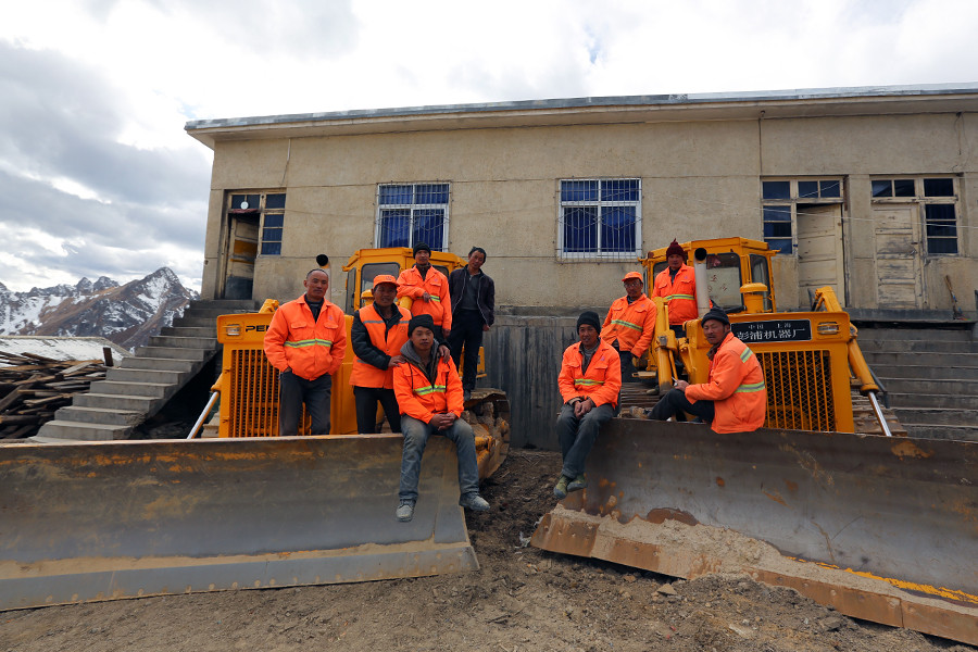 Highway maintenance team on Qinghai-Tibetan Plateau