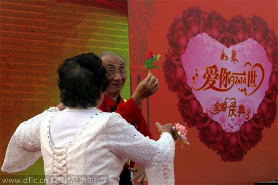 Couples mark golden wedding anniversary in Jiangsu