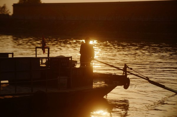 Yangzhou ferryman keeps the past afloat