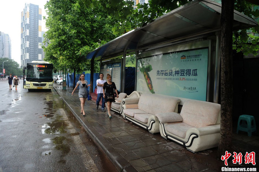 重庆现“豪华”公交站 乘客可坐沙发等车(图)