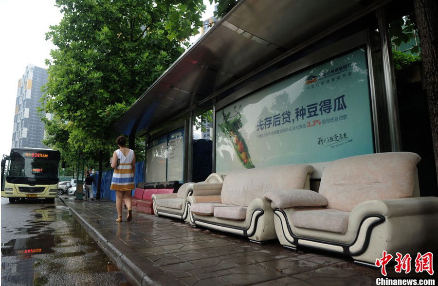 重庆现“豪华”公交站 乘客可坐沙发等车(图)