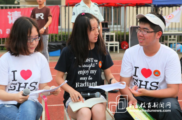 志愿者：绽放在绿茵场边的“小百合”