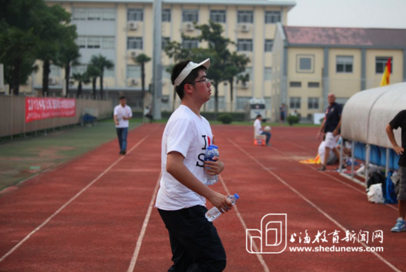 志愿者：绽放在绿茵场边的“小百合”