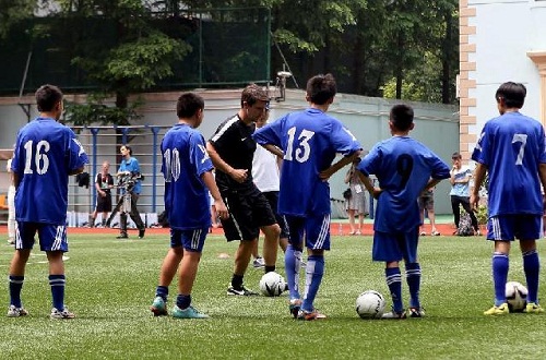 Coaches, players visit Shanghai school for soccer exchange