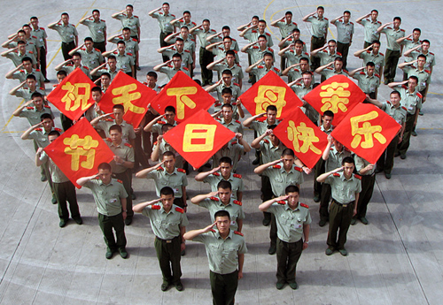 Soldiers in Shenzhen celebrate Mother's Day