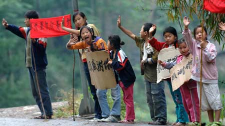 Central gov't to slash spending for quake relief