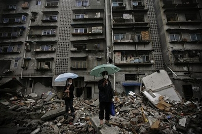 Strong aftershock destroys 71,000 homes, 2 killed