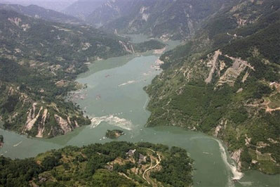 Strong aftershock destroys 71,000 homes, 2 killed