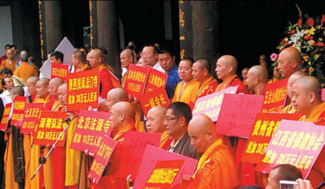 Buddhists gather to pray for quake victims, raise funds