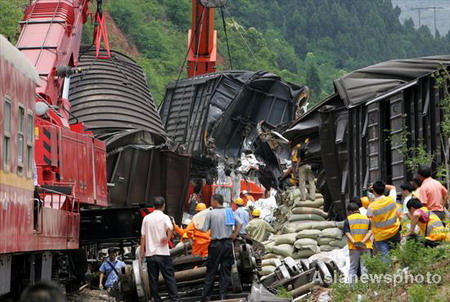 Train derailed by rock fall near Chengdu
