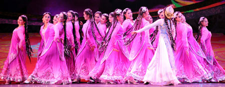 1st Xinjiang Int'l Folk Dance Festival concludes