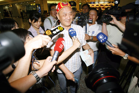 Weekend cross-Straits chartered flight takes off with mainland tourists