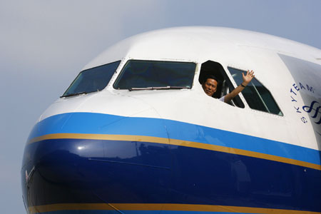 Weekend cross-Straits chartered flight takes off with mainland tourists