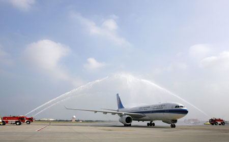 Weekend cross-Straits chartered flight takes off with mainland tourists