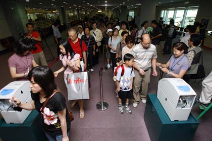 Weekend cross-Straits chartered flight takes off with mainland tourists