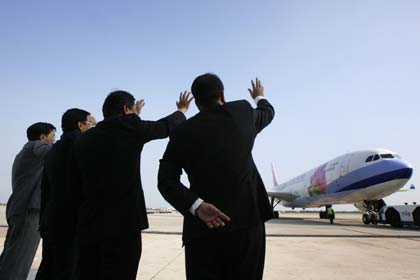 Weekend cross-Straits chartered flight takes off with mainland tourists