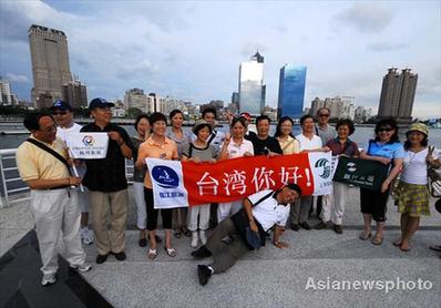 Elderly tourists live out dream on island