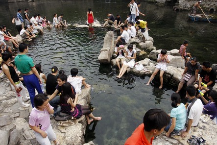 'Spring City' embraces travel peak