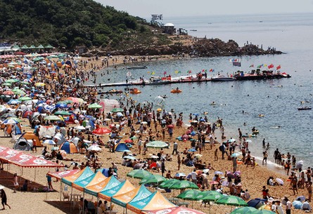 People crowd summer spots to escape the heat