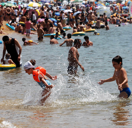 People crowd summer spots to escape the heat