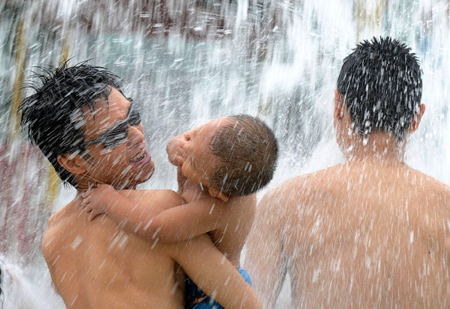 People crowd summer spots to escape the heat