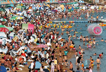 People crowd summer spots to escape the heat