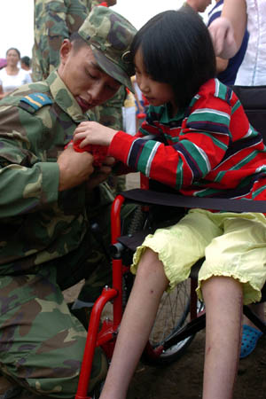 PLA soldiers begin to withdraw from quake-hit area