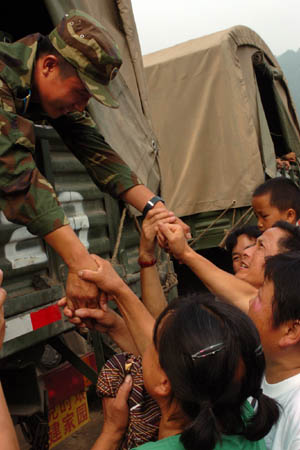 PLA soldiers begin to withdraw from quake-hit area