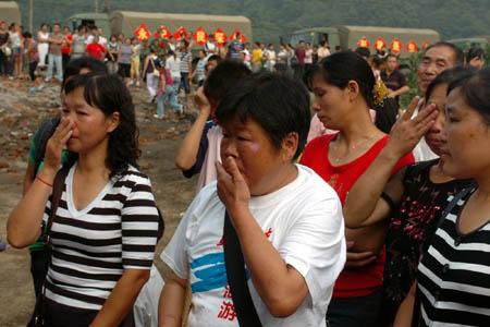 PLA soldiers begin to withdraw from quake-hit area