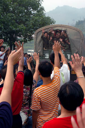 PLA soldiers begin to withdraw from quake-hit area