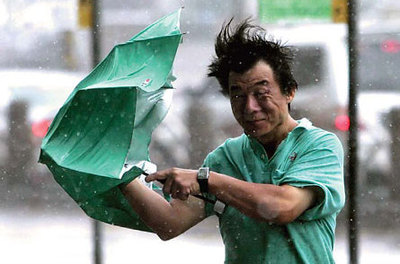 Typhoon lashes Fujian, brings rain