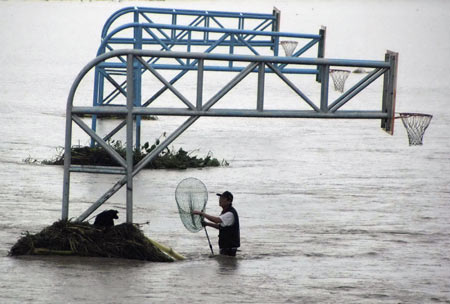 Thousands evacuated as typhoon Sinlaku nears
