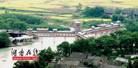 Tujia people build longest wind-rain bridge