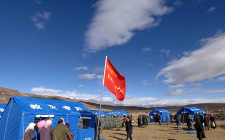 Tents, relief funds sent to quake-hit Tibet, Xinjiang