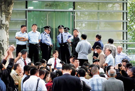 Police killer denied 2nd psychiatric test