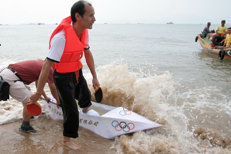 Man finishes voyage on paper boat