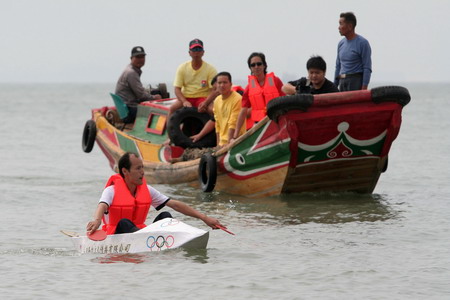 Man finishes voyage on paper boat