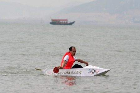 Man finishes voyage on paper boat