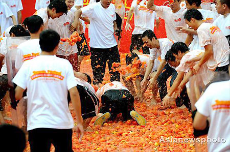 Tomato fight in Dongguan